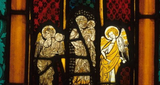 Vitrail : Deux anges jouant de la vièle et du tambour encadrant la Vierge à l'Enfant (1325 -1339)