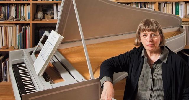 Florence Gétreau posant près d'un clavecin