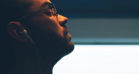 Photographie avec un visage portant des écouteurs